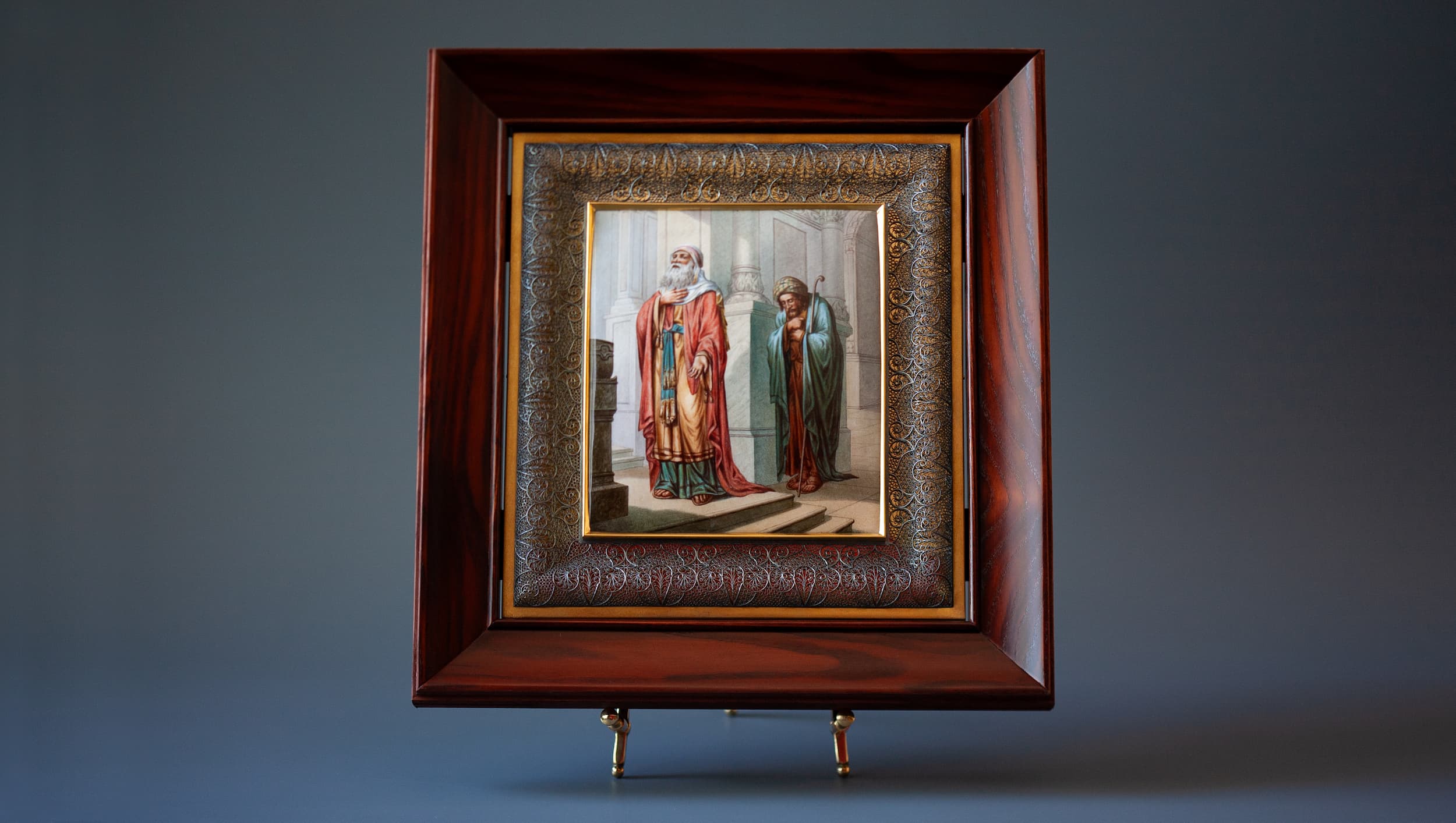 Картина Мытарь и фарисей на подставке на сероватом фоне. Фото 1. Рукописная картина Мытарь и фарисей в серебряном окладе в технике миниатюрной живописи по эмали. Фото 1. Картина целиком на сером фоне