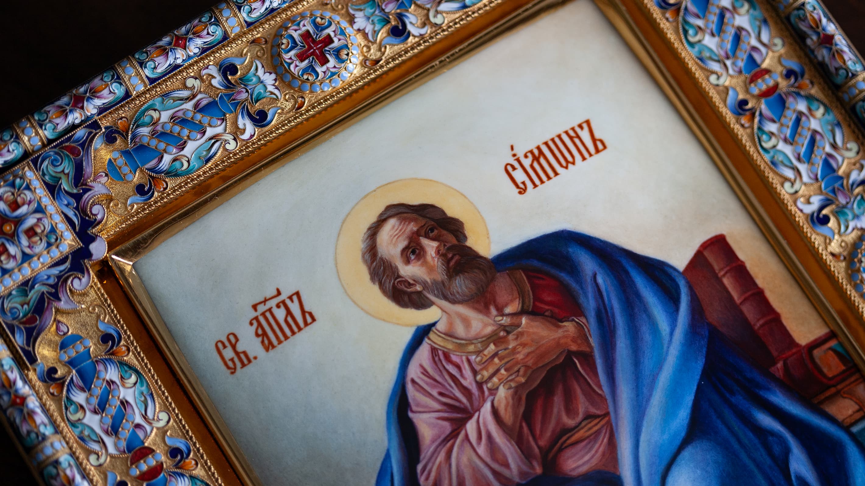 Рукописная икона Апостол Симон в серебряном окладе в технике миниатюрной живописи по эмали. Фото 2. Детальный фрагмент иконы Рукописная икона Апостол Симон в серебряном окладе в технике миниатюрной живописи по эмали. Фото 2. Детальная фотография лика - миниатюрная живопись по эмали