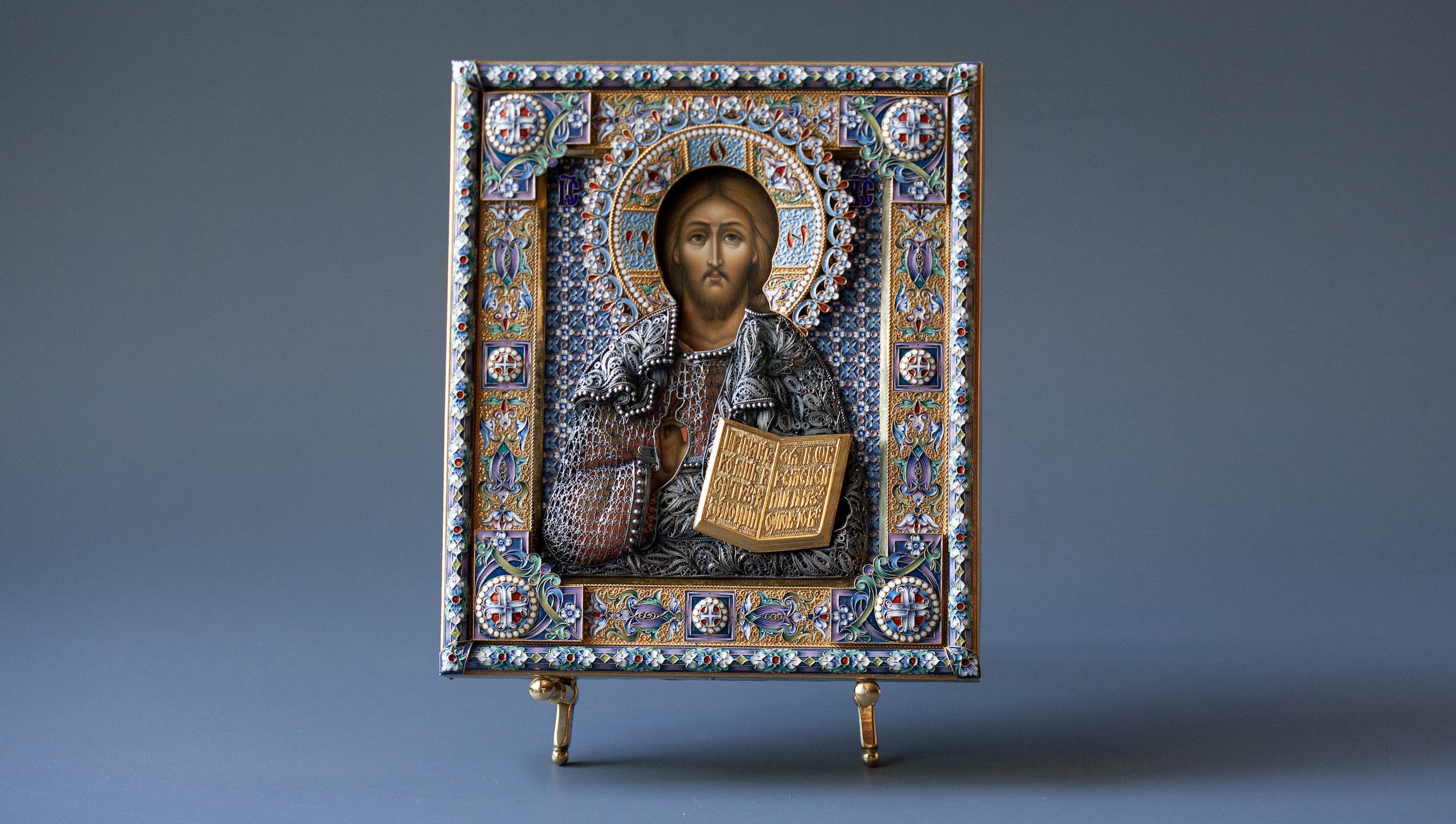 Икона Господь Вседержитель на подставке на фотофоне. Фото 1. Рукописная икона Господь Вседержитель в серебряном окладе в технике темперы. Фото 1. Икона целиком на сером фоне