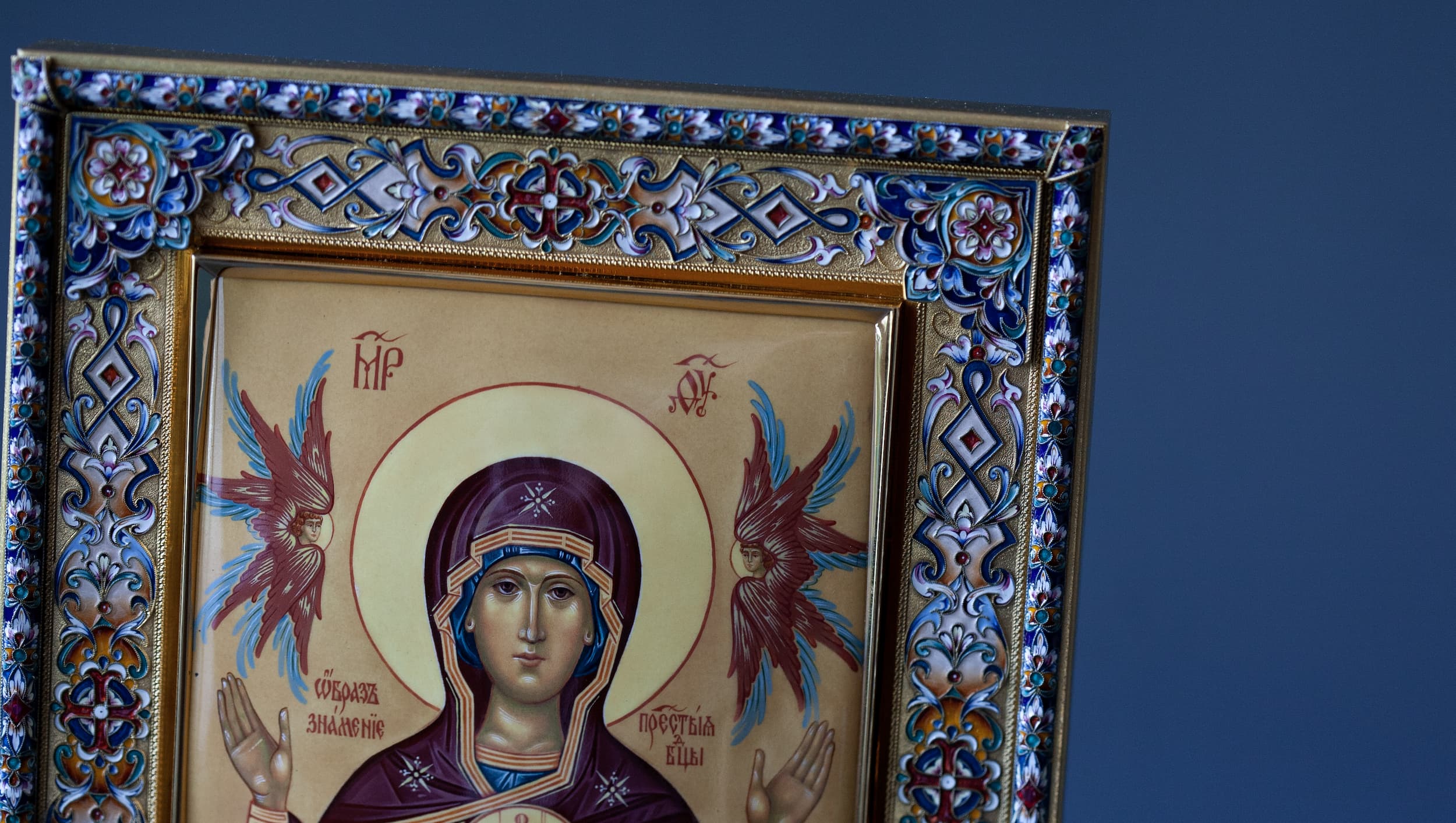 Икона Богородицы Знамение в серебряном окладе в технике миниатюрной живописи по эмали. Фото 5. Фрагмент иконы