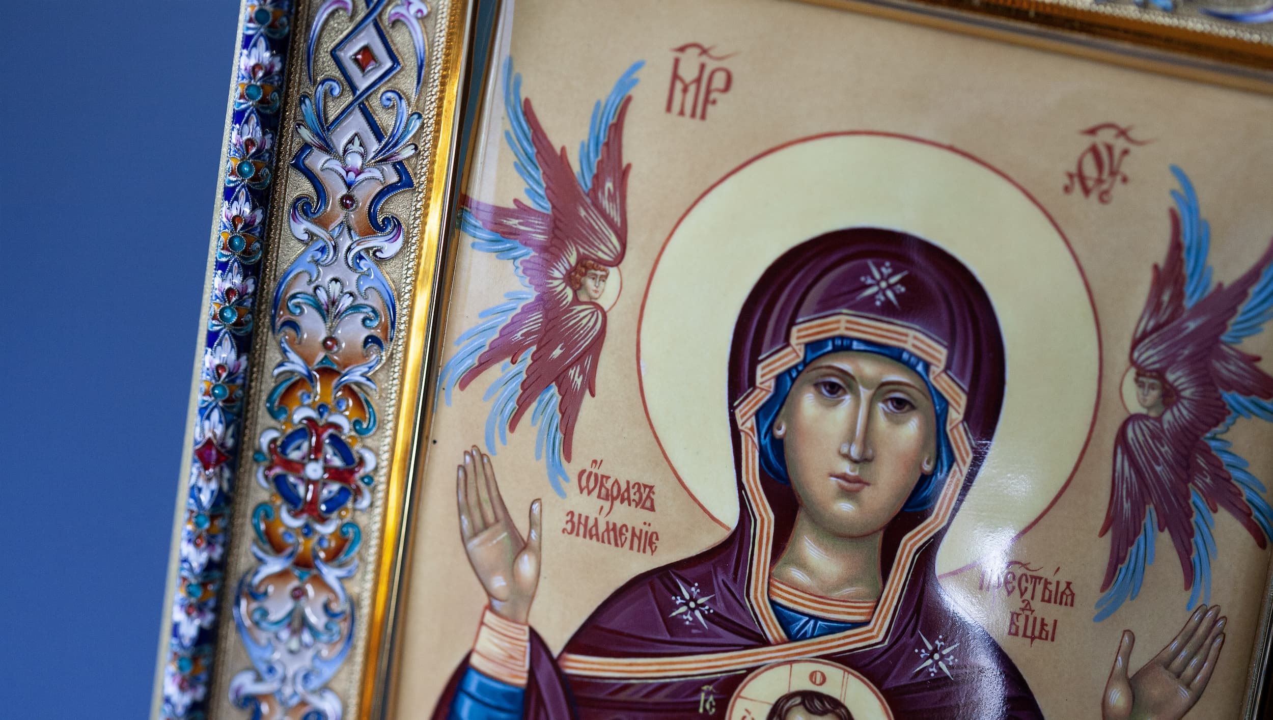 Икона Богородицы Знамение в серебряном окладе в технике миниатюрной живописи по эмали. Фото 3. Фрагмент иконы