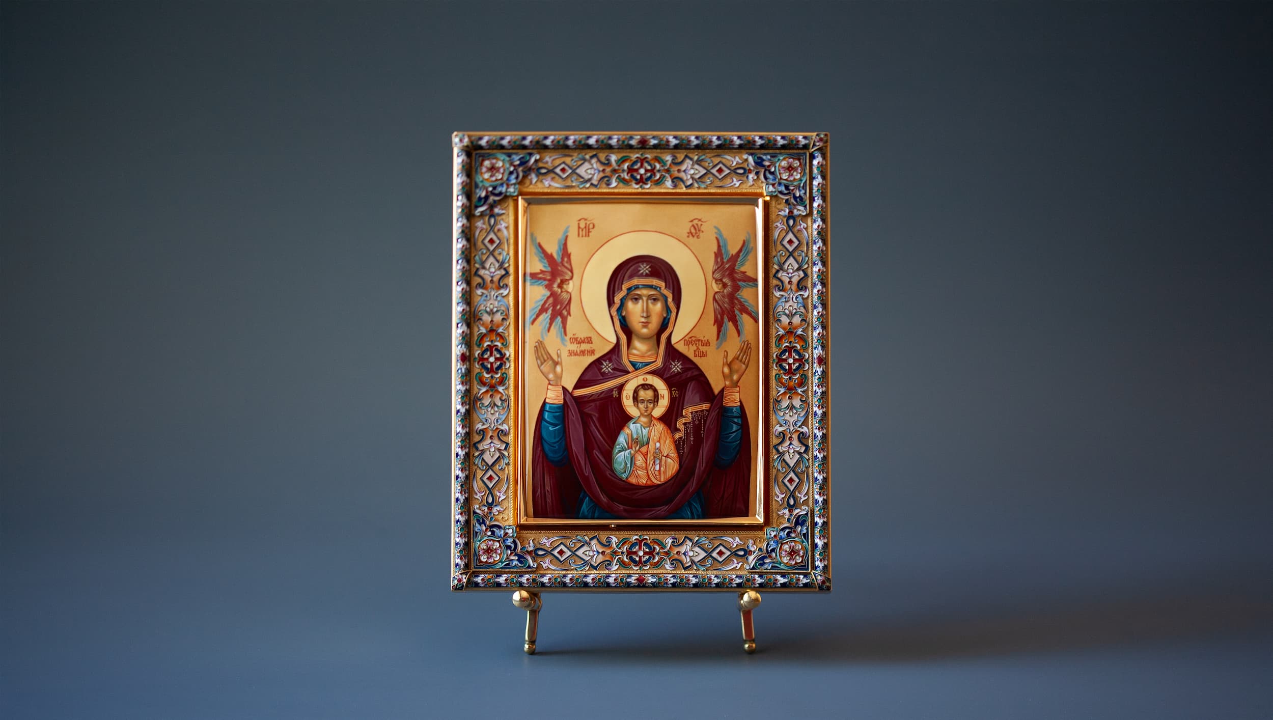 Икона Богородицы Знамение на подставке на фотофоне. Фото 1. Рукописная икона Богородицы Знамение в серебряном окладе в технике миниатюрной живописи по эмали. Фото 1. Икона целиком на сером фоне