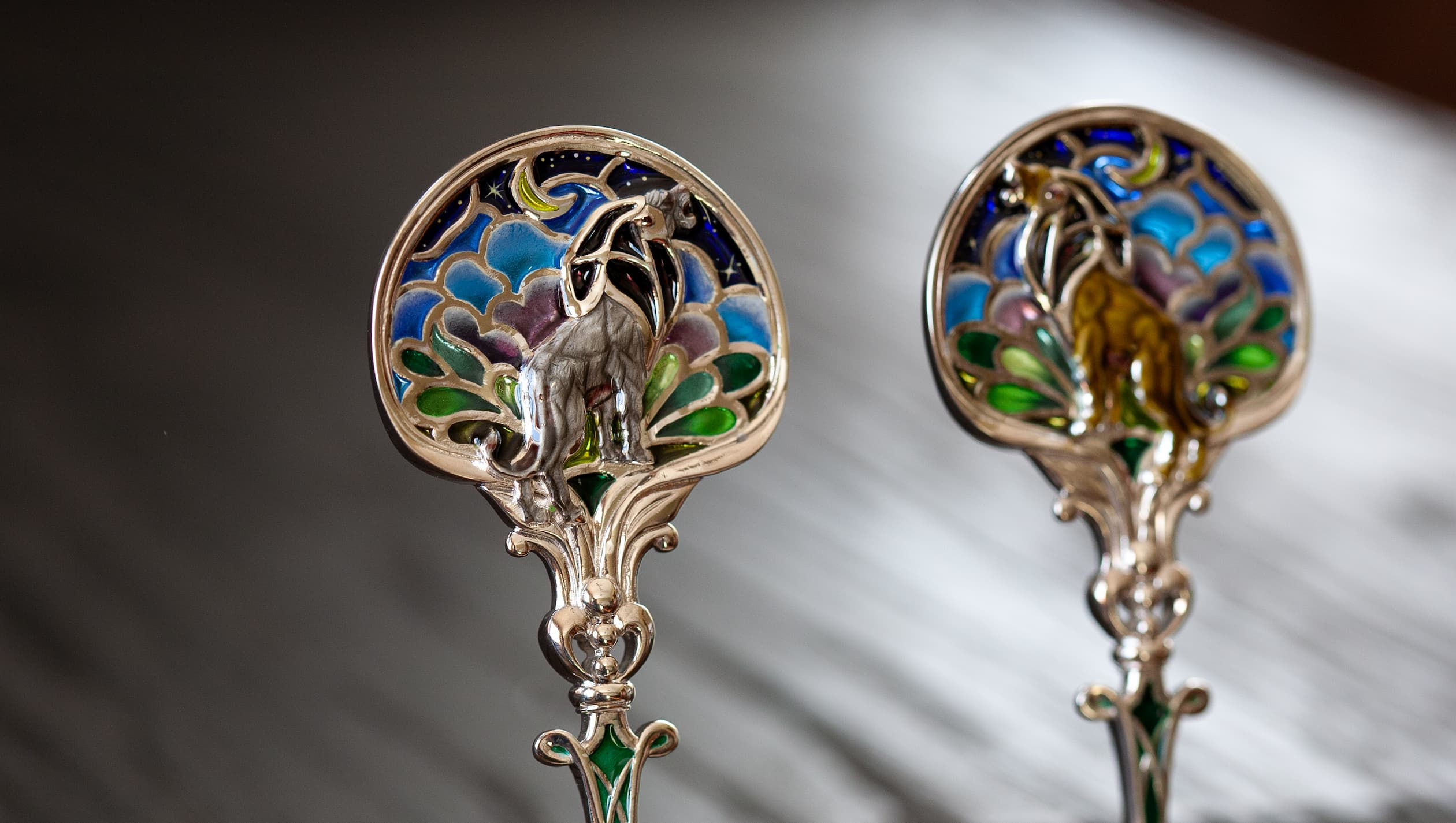 Дневной спокойный свет раскрывает витражную эмаль и наполняет ее сиянием Серебряная чайная ложка со львом в технике витражной и перегородчатой эмали, изготовленная мастерской Хризолит. Фото 5.