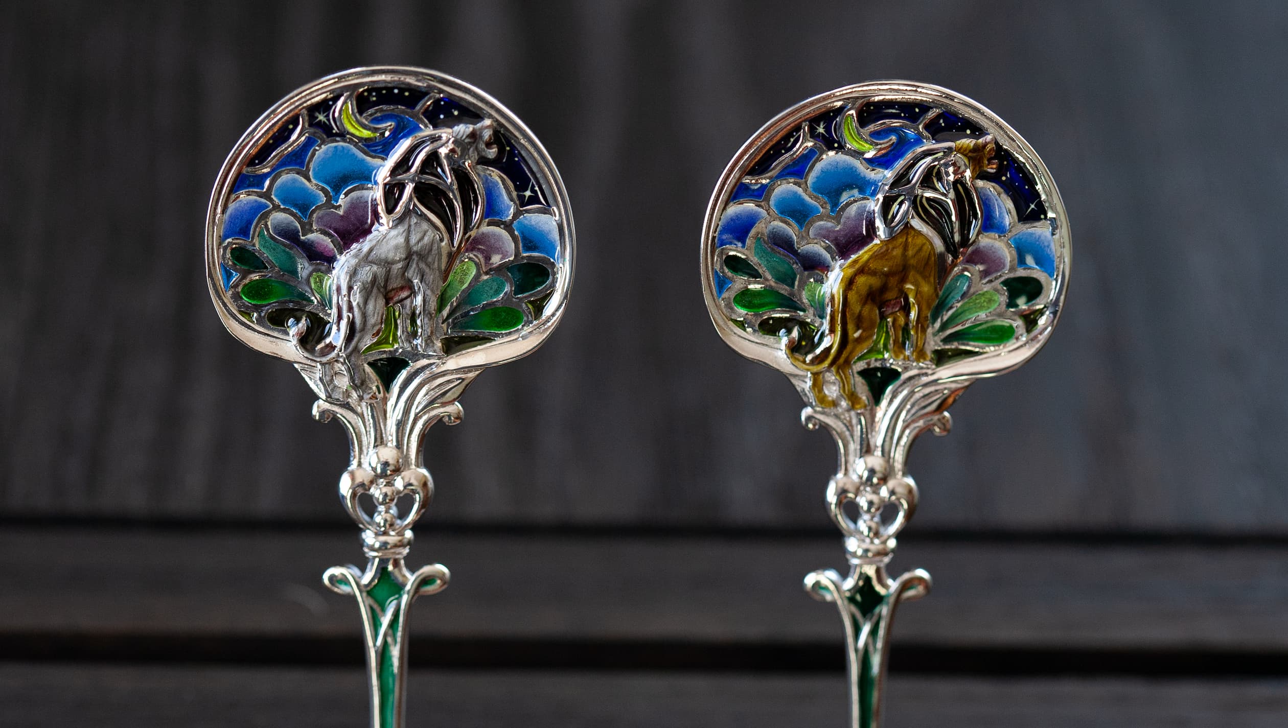 Детальное изображение витражных ложек при дневном свете, фото без ретуши и обработки Серебряная чайная ложка со львом в технике витражной и перегородчатой эмали, изготовленная мастерской Хризолит. Фото 3.