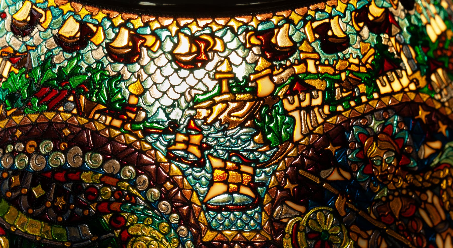 Фрагмент абажура витражной лампы, надарочные элементы сюжета.