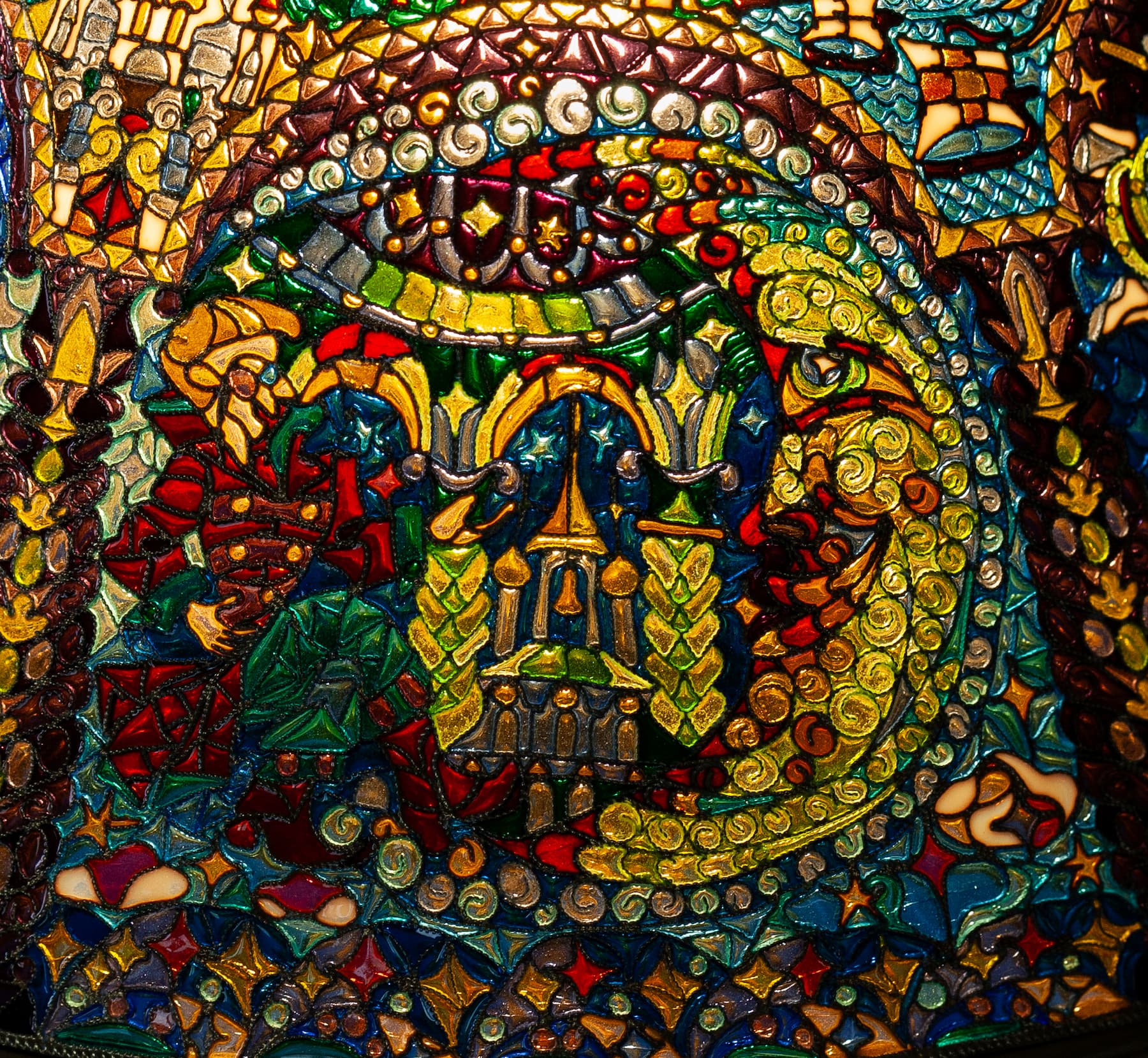 Фрагмент абажура витражной лампы, шестой сюжет с беседой Ивана с Месяцем Месяцовичем.