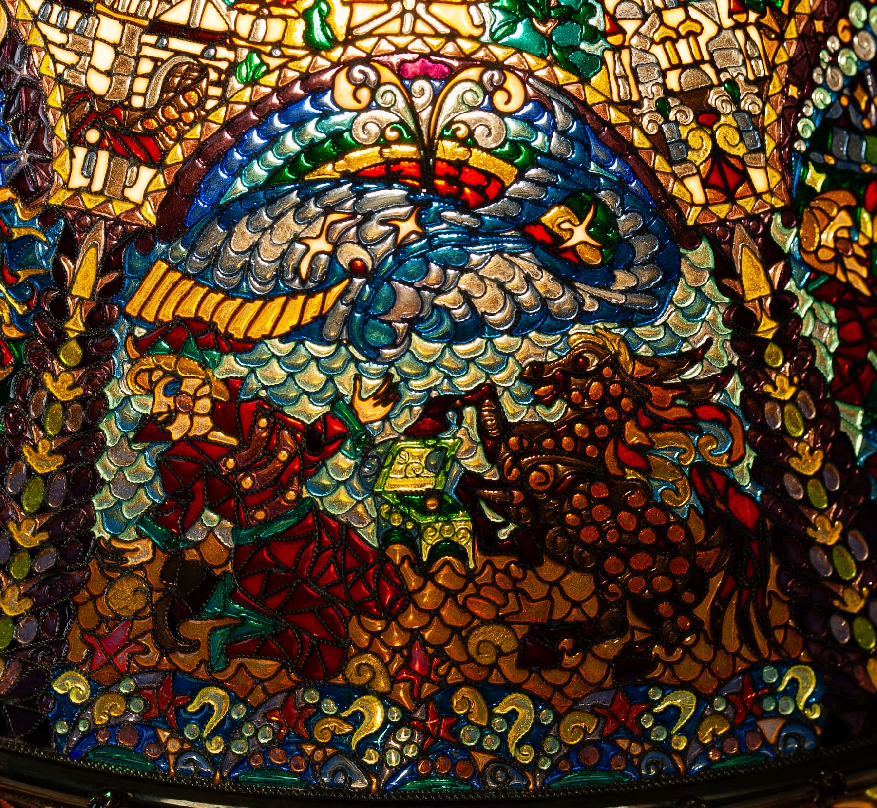 Фрагмент абажура витражной лампы, пятый сюжет с перстнем из сундучка.