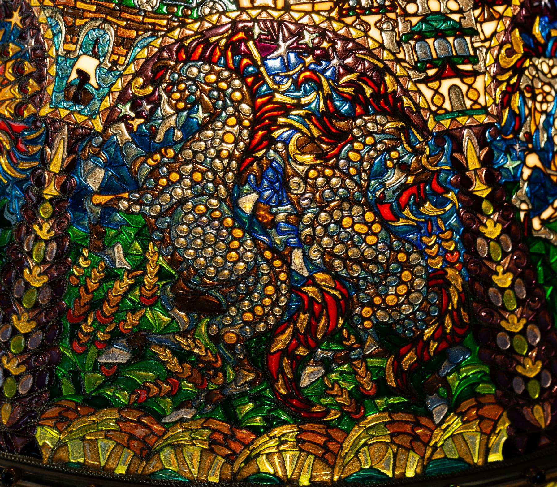 Фрагмент абажура витражной лампы, второй сюжет с златогривыми конями.