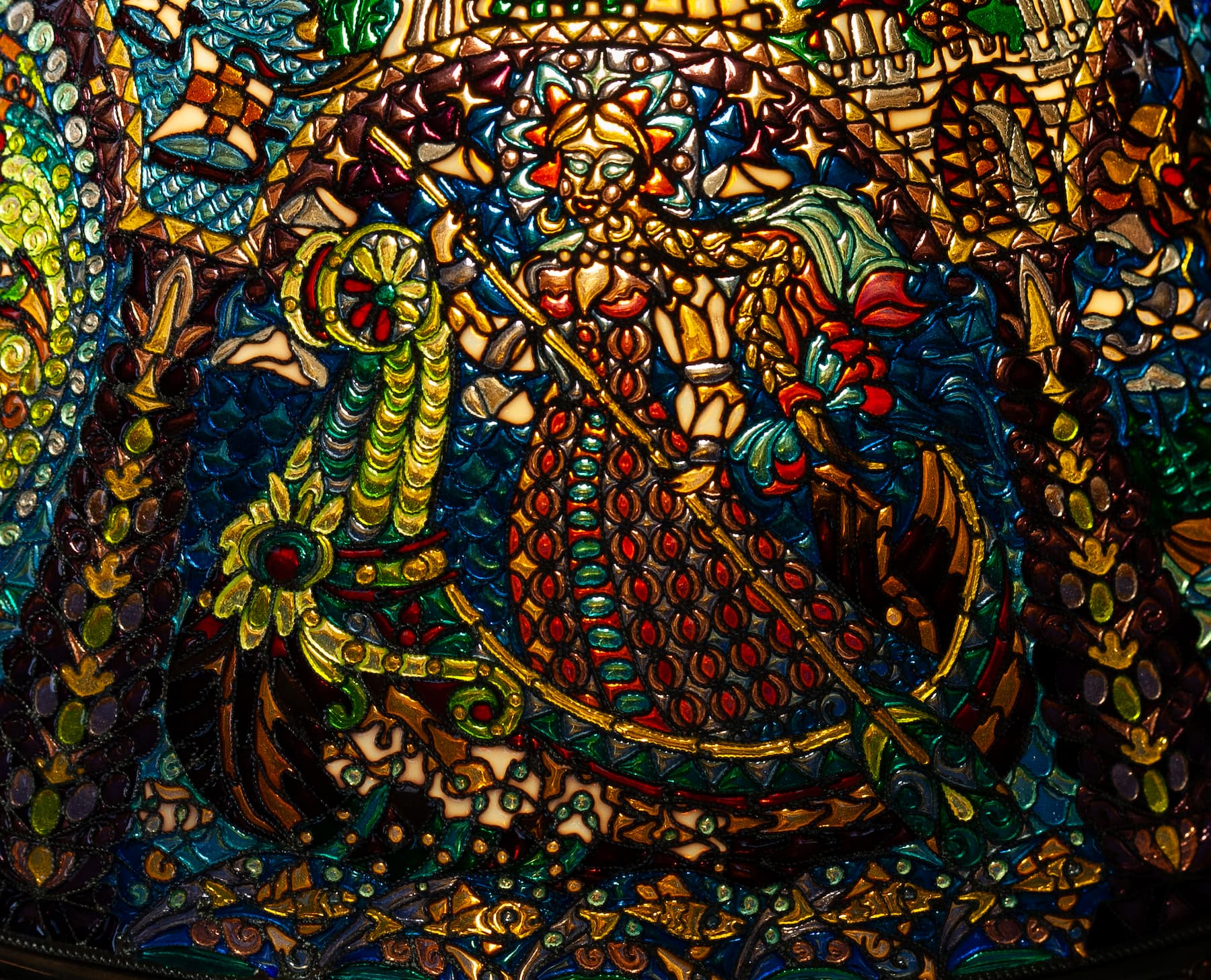 Фрагмент абажура витражной лампы, четвертый сюжет с Царь-девицей.