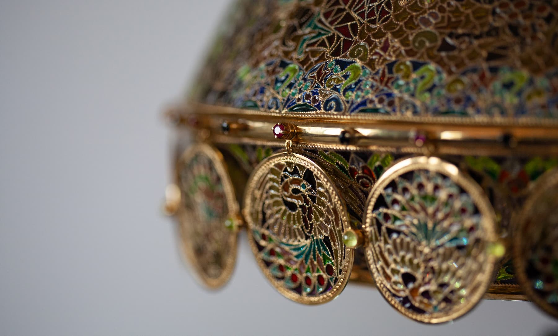 Фрагмент абажура витражной лампы при естественном освещении, пояс из Жар-птиц.