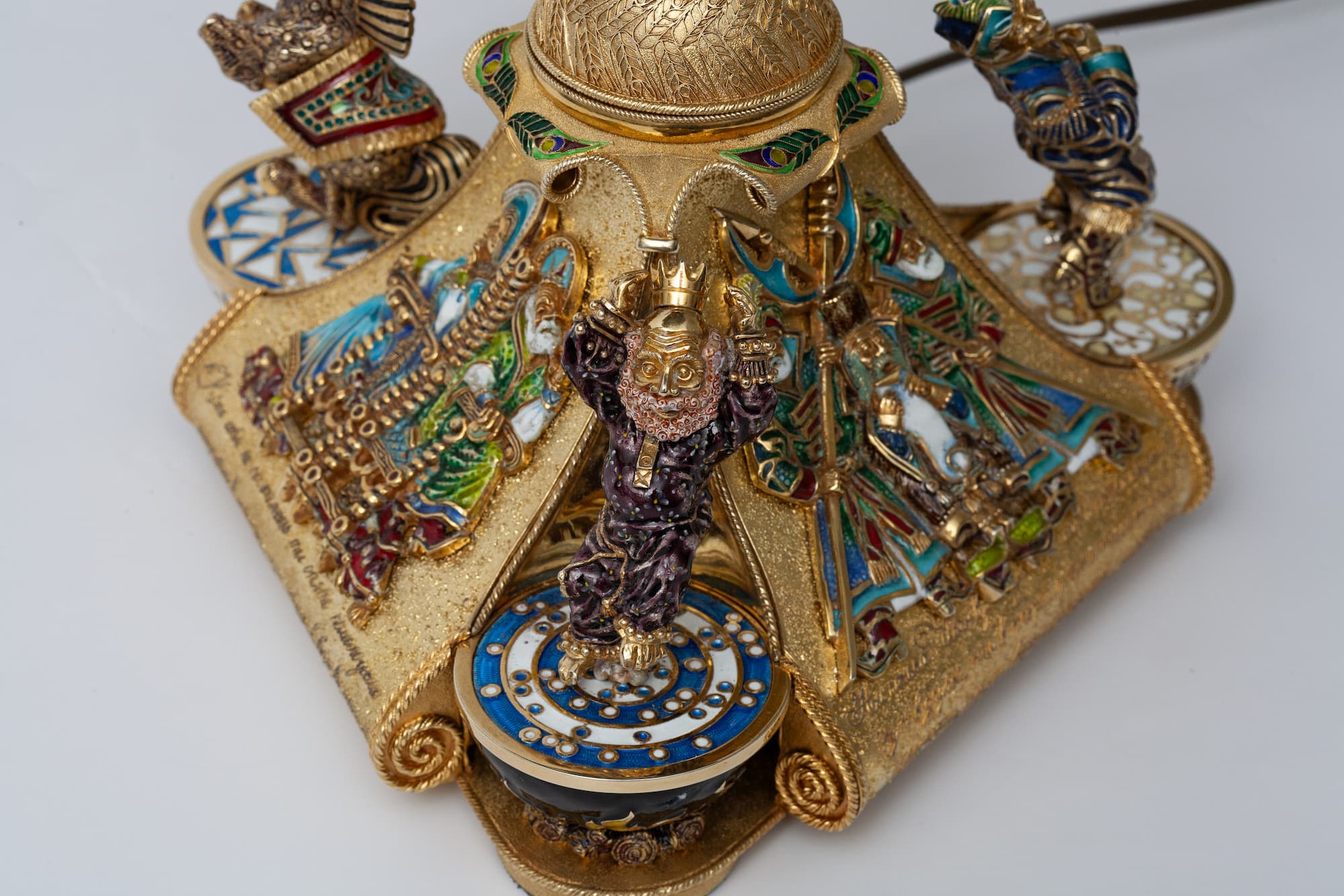 Фрагмент нижней части витражной лампы - призматический конус с барельефами и фигурками.