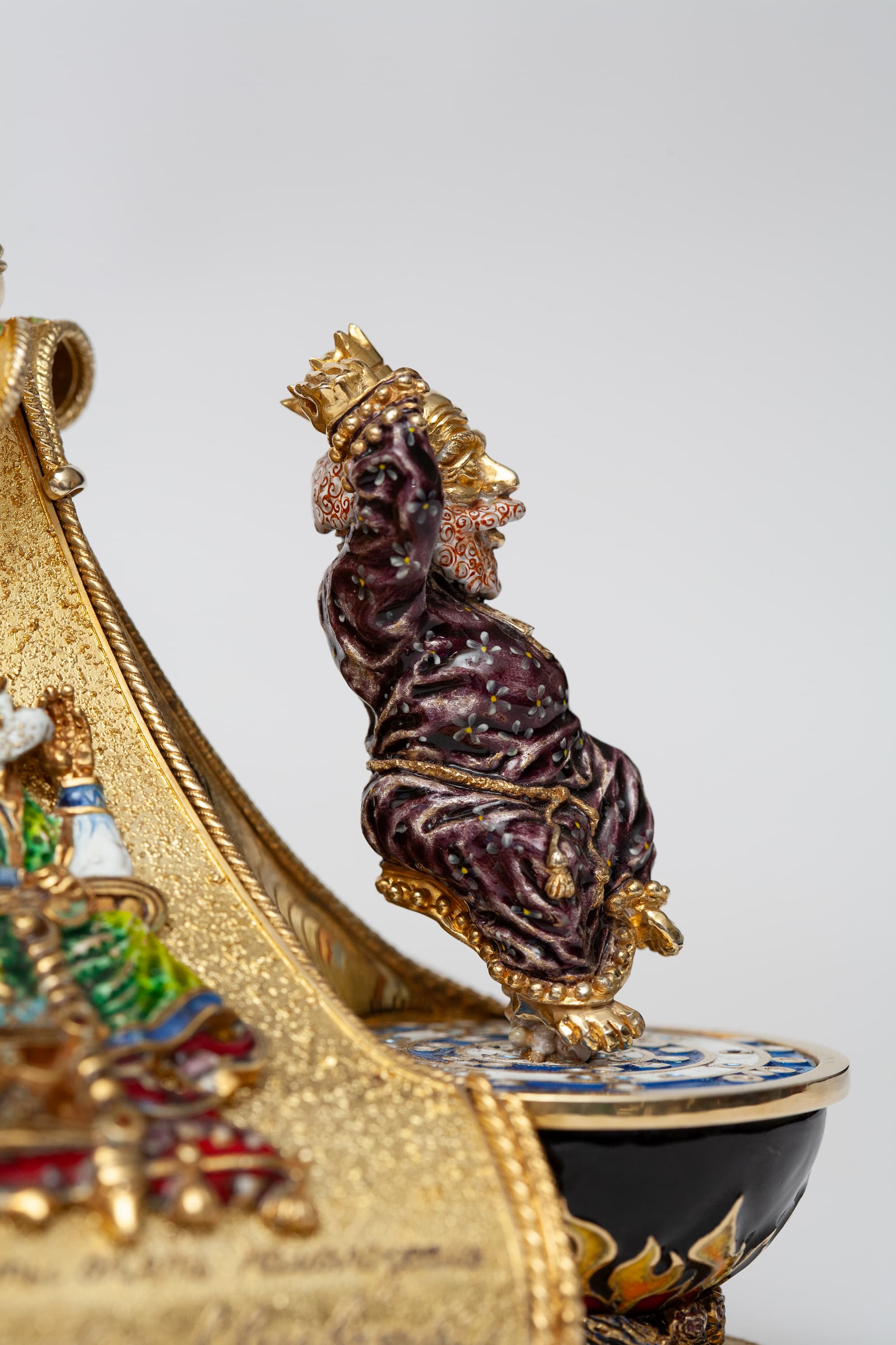 Фрагмент нижней части витражной лампы - фигурка Царя, прыгающего в казан с кипящей водой.