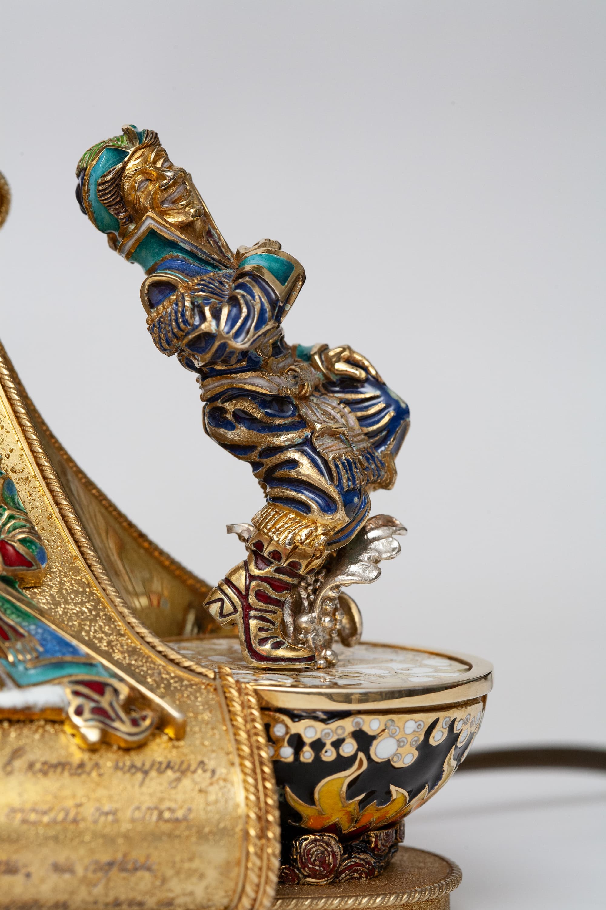 Фрагмент нижней части витражной лампы - фигурка Ивана, обновленного после прыжка в казан с кипящим молоком.