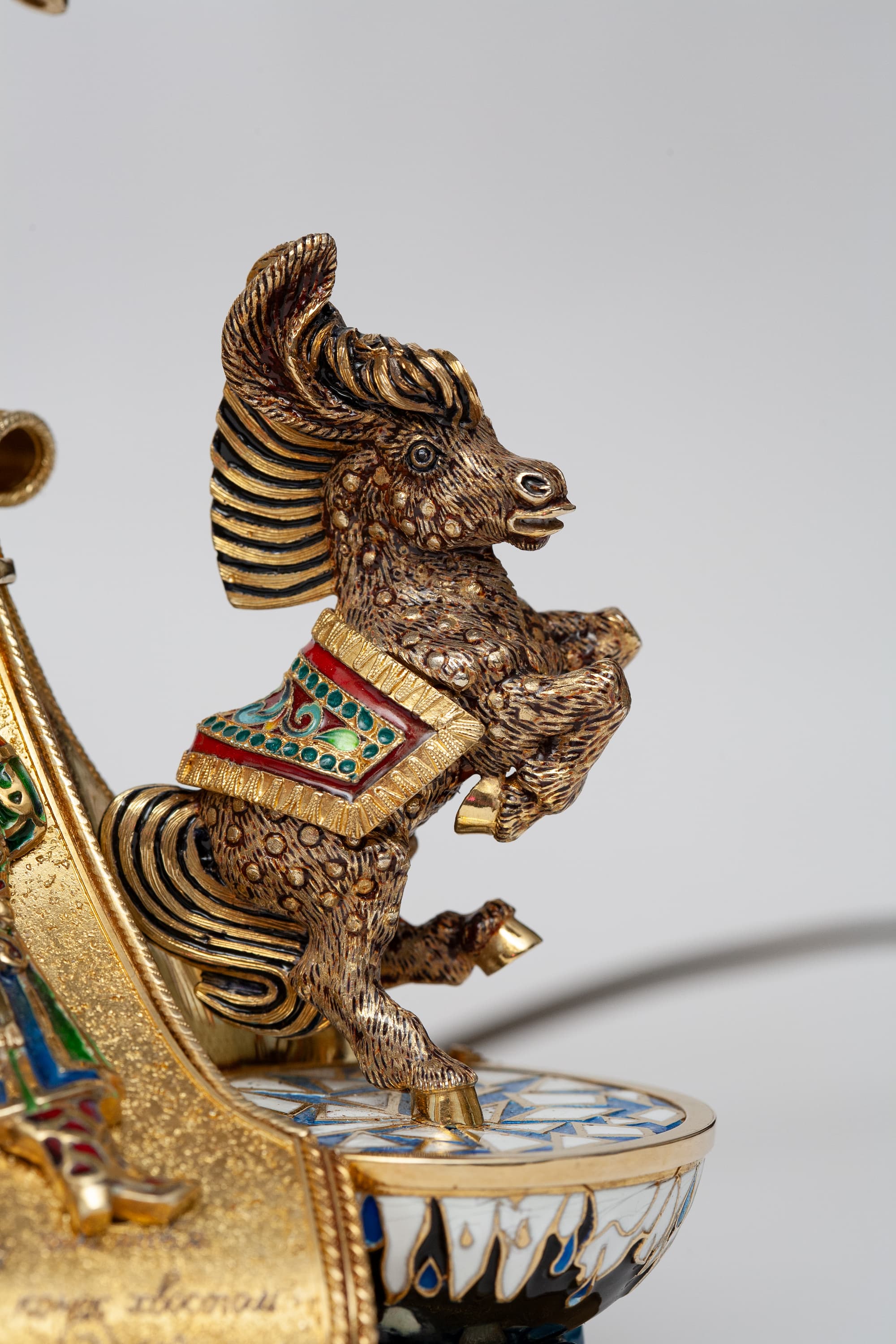 Фрагмент нижней части витражной лампы - фигурка Конька-Горбунка, разбивающего копытом кромку льда на третьем казане.