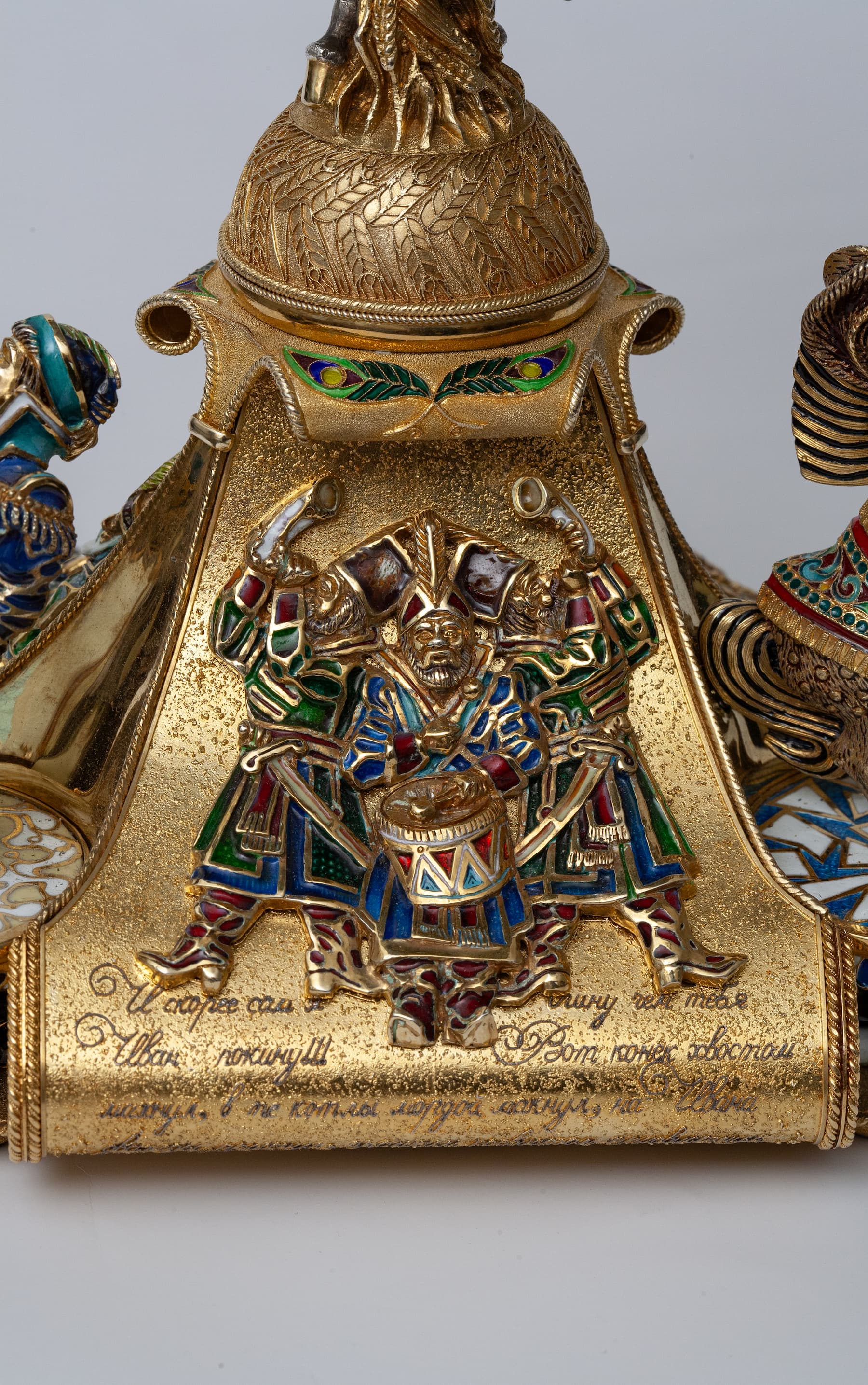 Фрагмент нижней части витражной лампы - барельеф с царскими музыкантами.