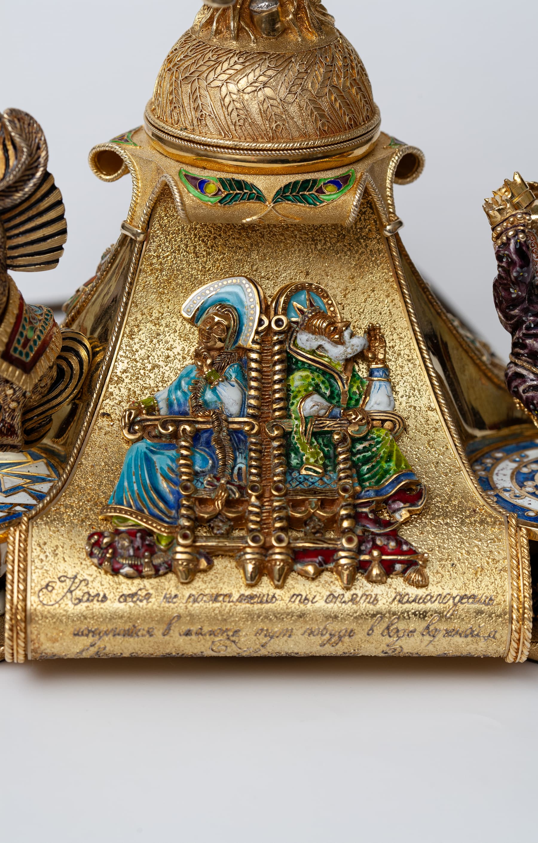 Фрагмент нижней части витражной лампы - барельеф с Царем и Царь-девицей.