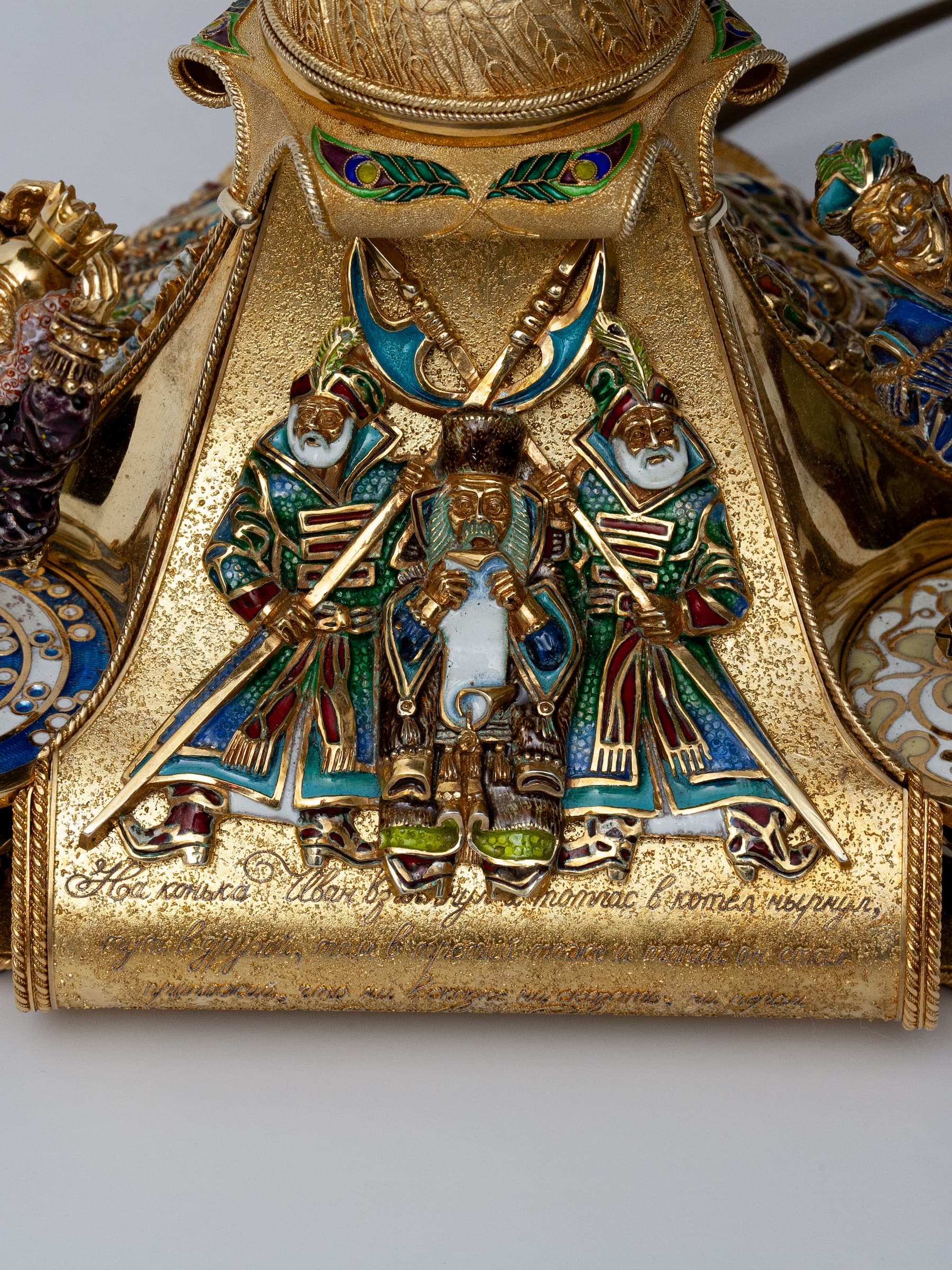 Фрагмент нижней части витражной лампы - барельеф с глашатем и стрельцами.