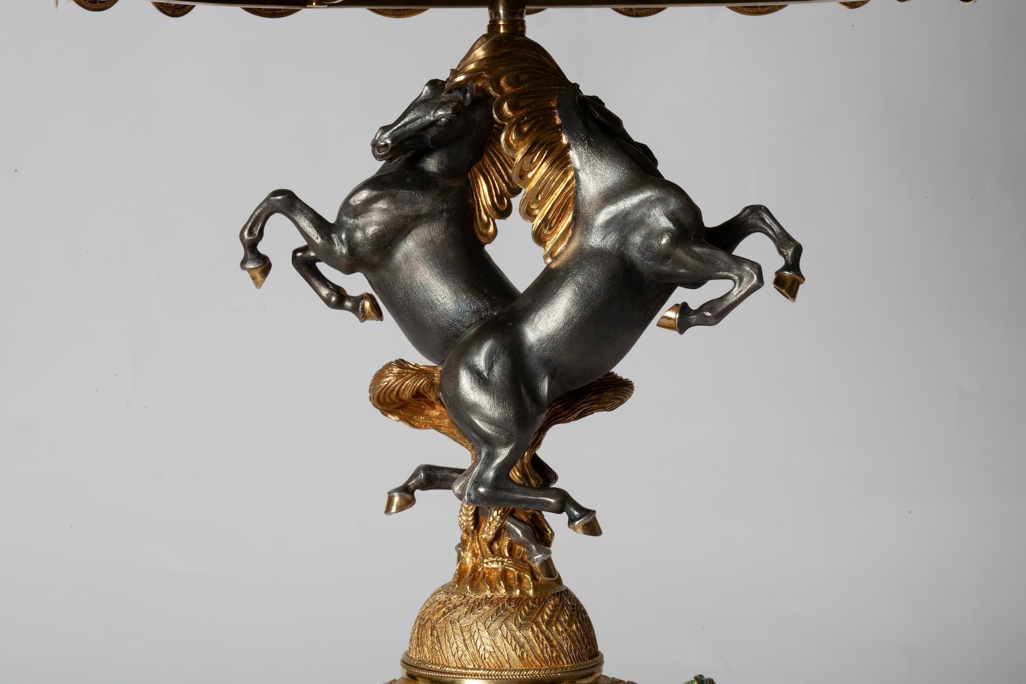 Фрагмент средней части витражной лампы, златогривые вороные кони в танце.