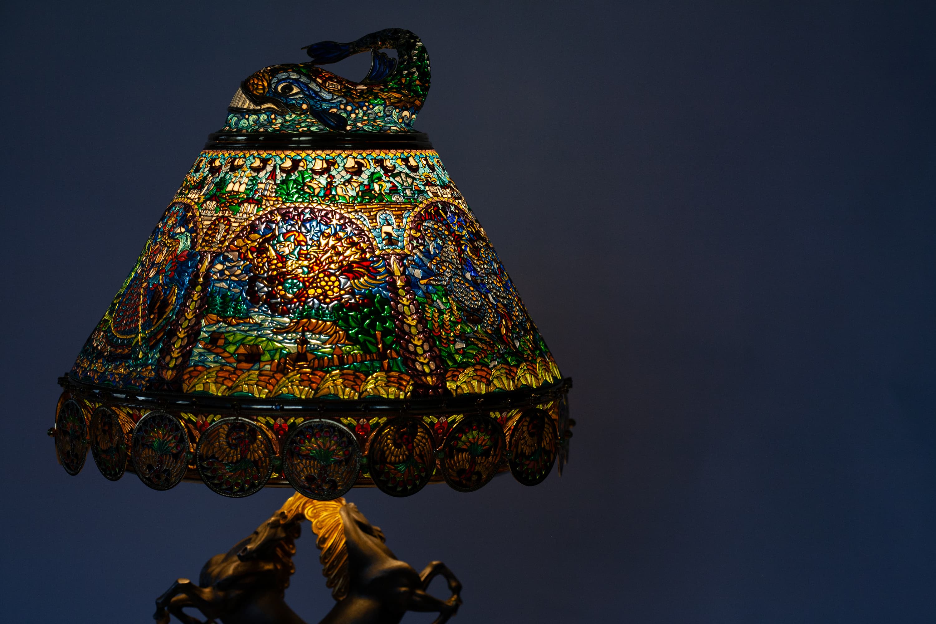 Абажур лампы в естественном и искуственном свете. Два фото, сменяющие друг друга