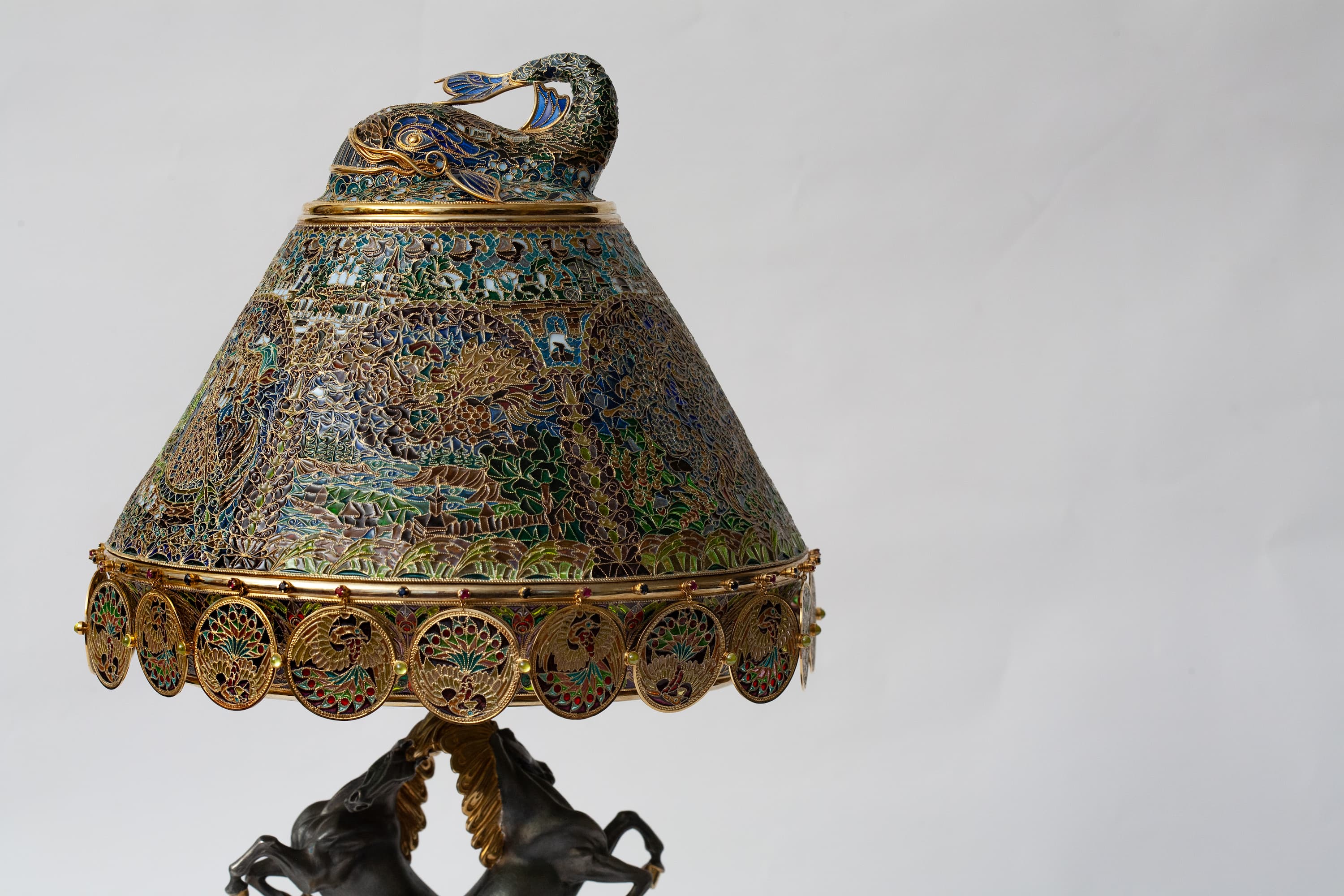 Абажур лампы в естественном и искуственном свете. Два фото, сменяющие друг друга