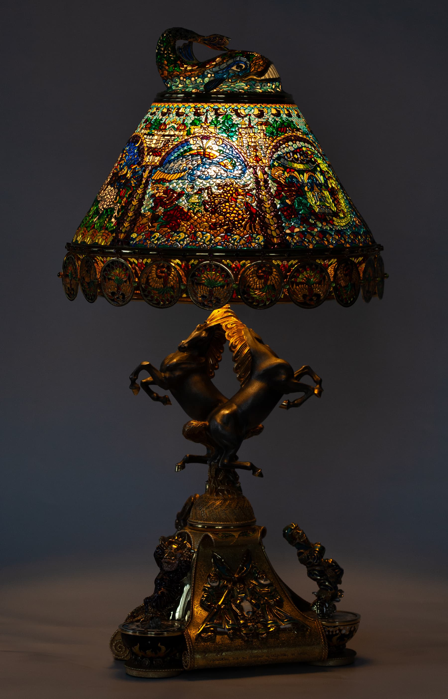 Витражная лампа с включенным теплым светом. Увеличение при нажатии. Фото 1