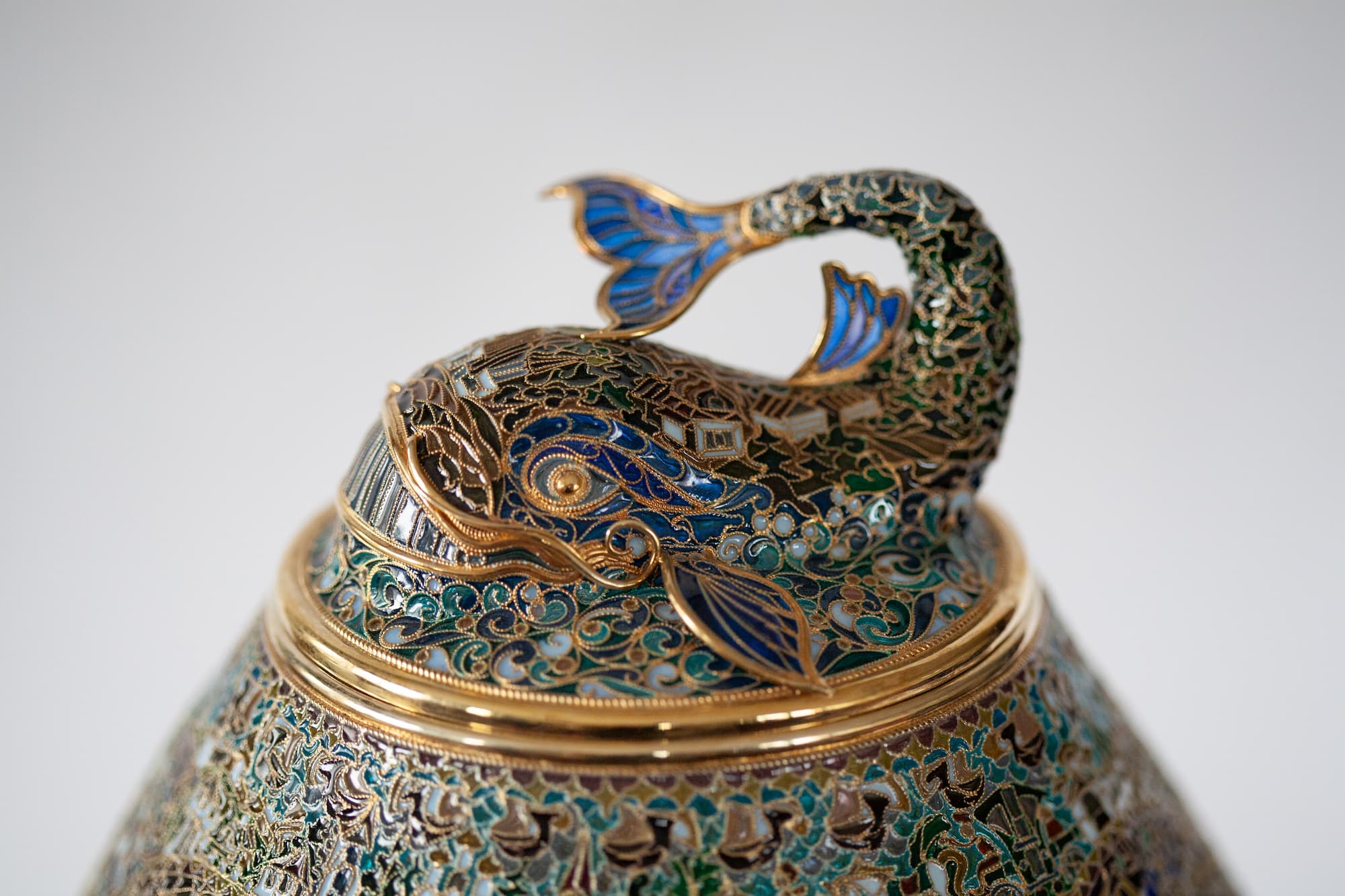 Фрагмент абажура витражной лампы, верхушка лампы - Чудо-юда рыба-кит, при естественном освещении.