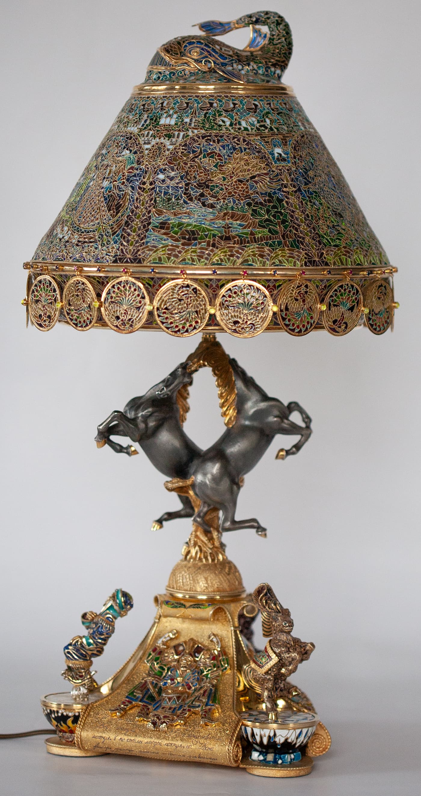 Витражная лампа в естественном и искуственном свете в полный размер. Два фото, сменяющие друг друга