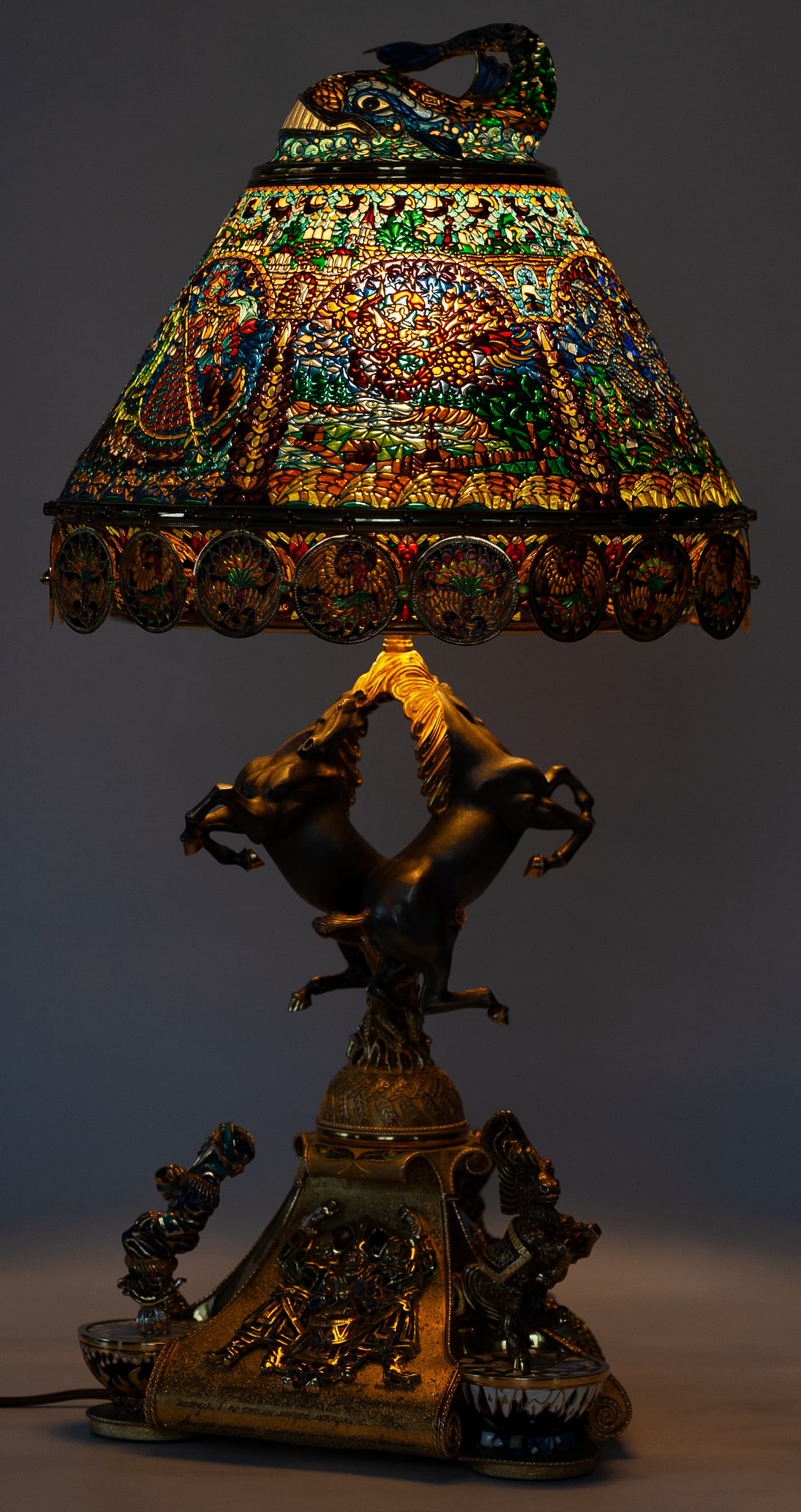 Витражная лампа в естественном и искуственном свете в полный размер. Два фото, сменяющие друг друга