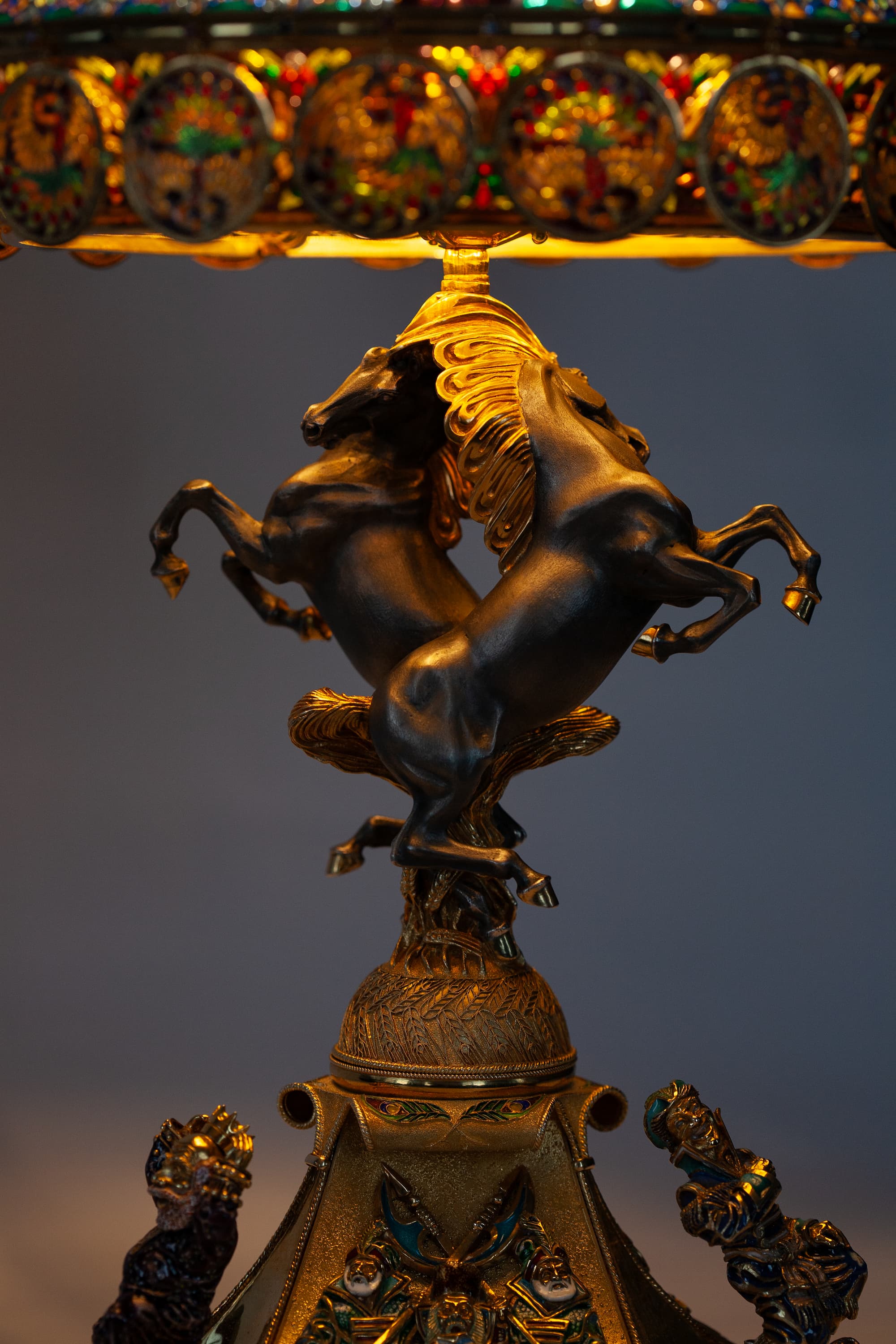 Витражная лампа. Златогривые кони при искуственном свете лампы. Увеличение при нажатии.